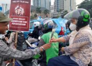 Panen Dukungan: Aksi AMUK RI Bagi Bunga Mawar & Tanda Tangan di Kain Putih Panjang Ajak Masyarakat Bersatu Setelah Pilpres 2024