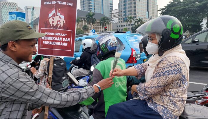 Panen Dukungan: Aksi AMUK RI Bagi Bunga Mawar & Tanda Tangan di Kain Putih Panjang Ajak Masyarakat Bersatu Setelah Pilpres 2024