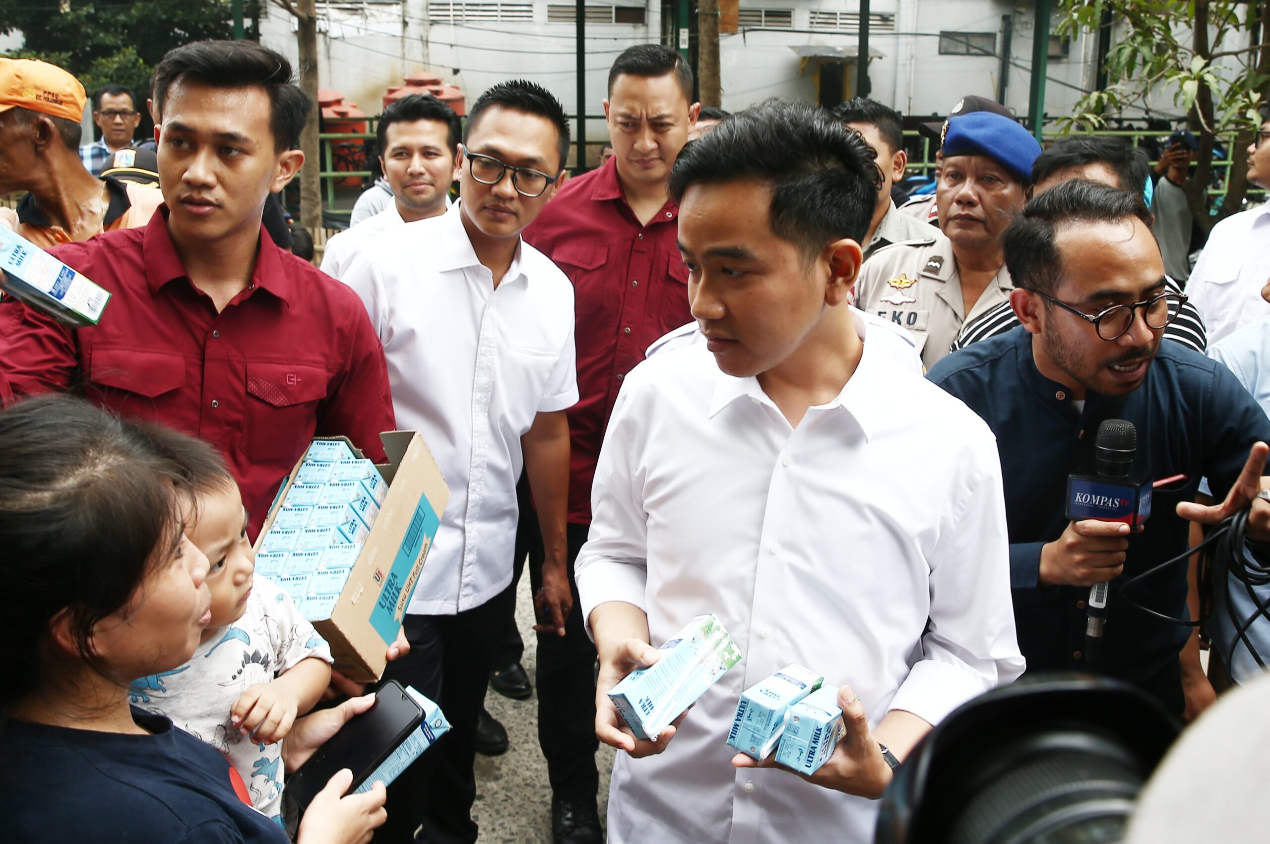 FOTO: Gibran Blusukan Ke Rusun Waduk Pluit Usai Ditetapkan KPU