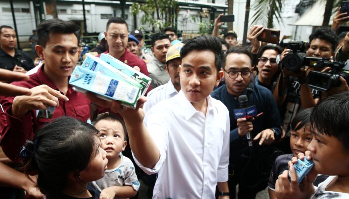 FOTO: Gibran Blusukan Ke Rusun Waduk Pluit Usai Ditetapkan KPU