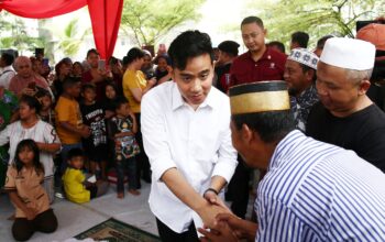 FOTO: Gibran Blusukan Ke Rusun Waduk Pluit Usai Ditetapkan KPU