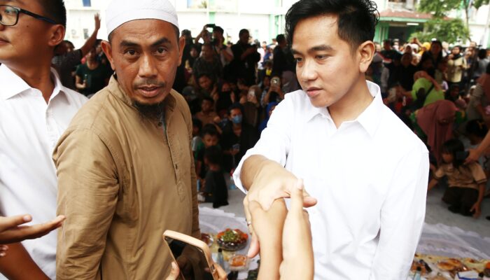 FOTO: Gibran Blusukan Ke Rusun Waduk Pluit Usai Ditetapkan KPU
