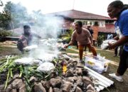 PPKB FIB UI Hadirkan Upacara Adat “Bakar Batu” Papua dalam Halal Bihalal Civitas Akademika