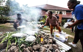 PPKB FIB UI Hadirkan Upacara Adat “Bakar Batu” Papua dalam Halal Bihalal Civitas Akademika