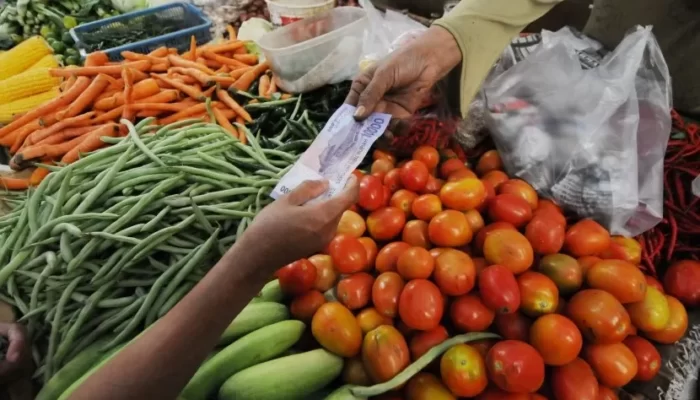 Peringatan Ekonom, Nilai Rupiah Terpuruk Harga Pangan Bakal Melambung