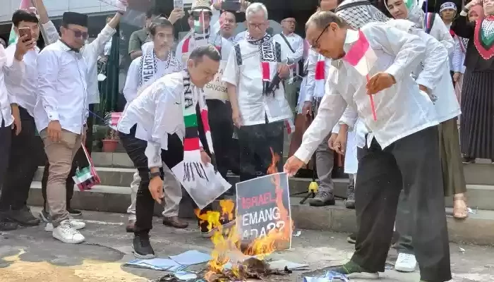 Aksi Bela Palestina, Civitas Akademika UNJ Bakar Bendera Israel