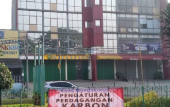 Kemah Indonesia Sebarkan & Pasang Spanduk di Jakarta, Dukung Pengaturan Perdagangan Karbon