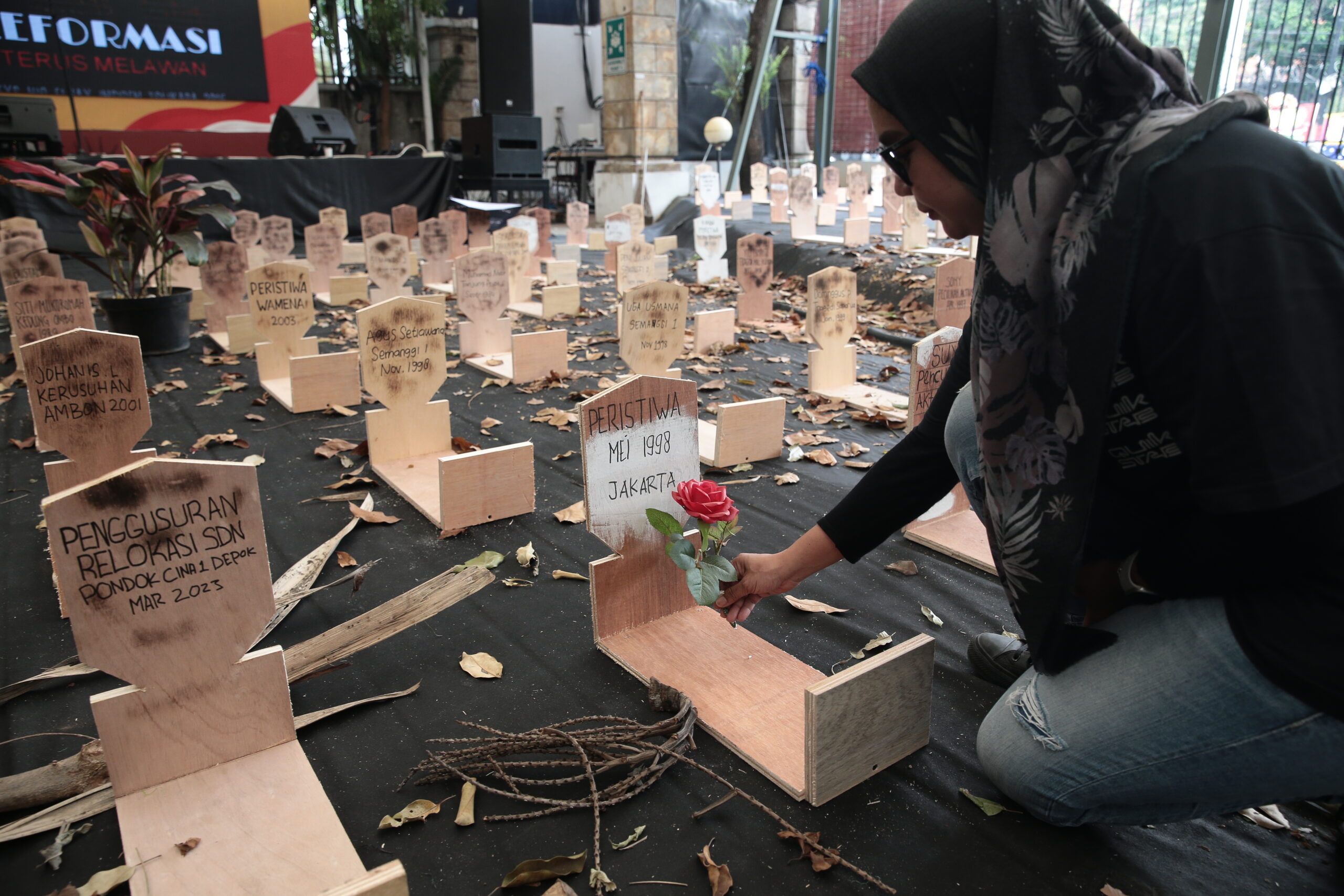 Aksi Instalasi Peringatan 26 Tahun Reformasi