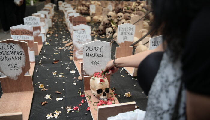 Aksi Instalasi Peringatan 26 Tahun Reformasi
