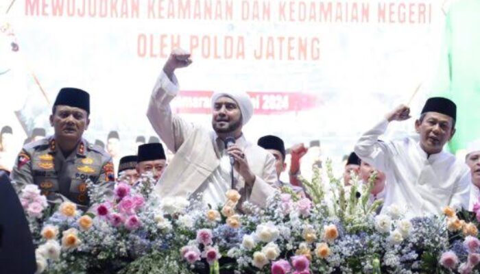 Habib Syech Pimpin Shalawat di Polda Jateng, Ajak Warga Tetap Taat Hukum