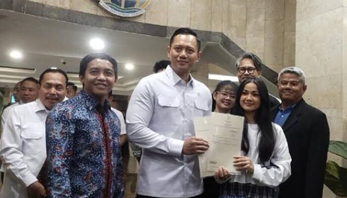 AHY Serahkan Sertipikat Tanah Milik Nirina Zubir, Sengketa Berakhir