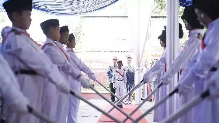 Unik! Pedang Pora & Karya Daur Ulang Sampah Warnai Perpisahan SD di Depok