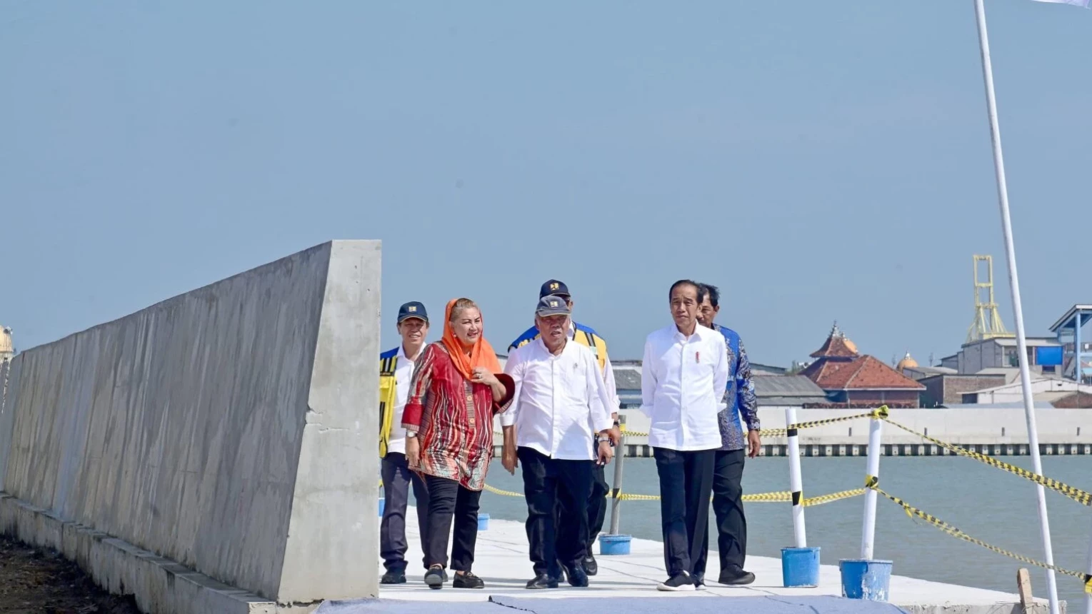 Presiden Jokowi Tinjau Proyek Pengendalian Banjir Rob di Tambak Lorok Semarang