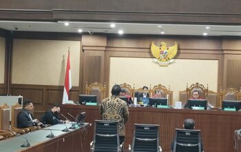 Achsanul Qosasi dengarkan vonis hakim