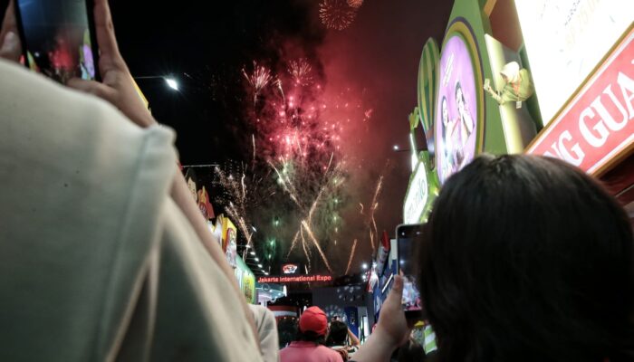 Publik Antusias Rayakan Tahun Baru 2025 di Berbagai Daerah