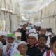 Jamaah haji Indonesia menunggu bus untuk kembali ke hotel di Mina, Makkah, Arab Saudi, Selasa (18/6/2024).