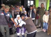 Antre 13 Tahun Calhaj Lansia Setia Dampingi Istri Yang Gunakan Kursi Roda