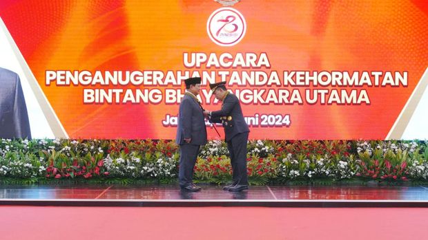 Tentang Anugerah Tertinggi Bintang Bhayangkara Utama untuk Prabowo Subianto
