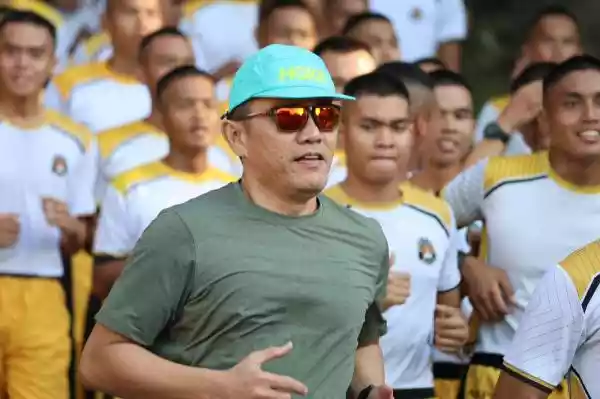 Gubernur Akpol Irjen Krisno Rutin Pungut Sampah, Jaga Kebersihan Lingkungan Akademi Kepolisian