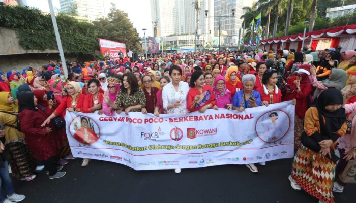 Gerakan Wanita Berkebaya Meriahkan CFD Dengan Flashmob Poco-Poco
