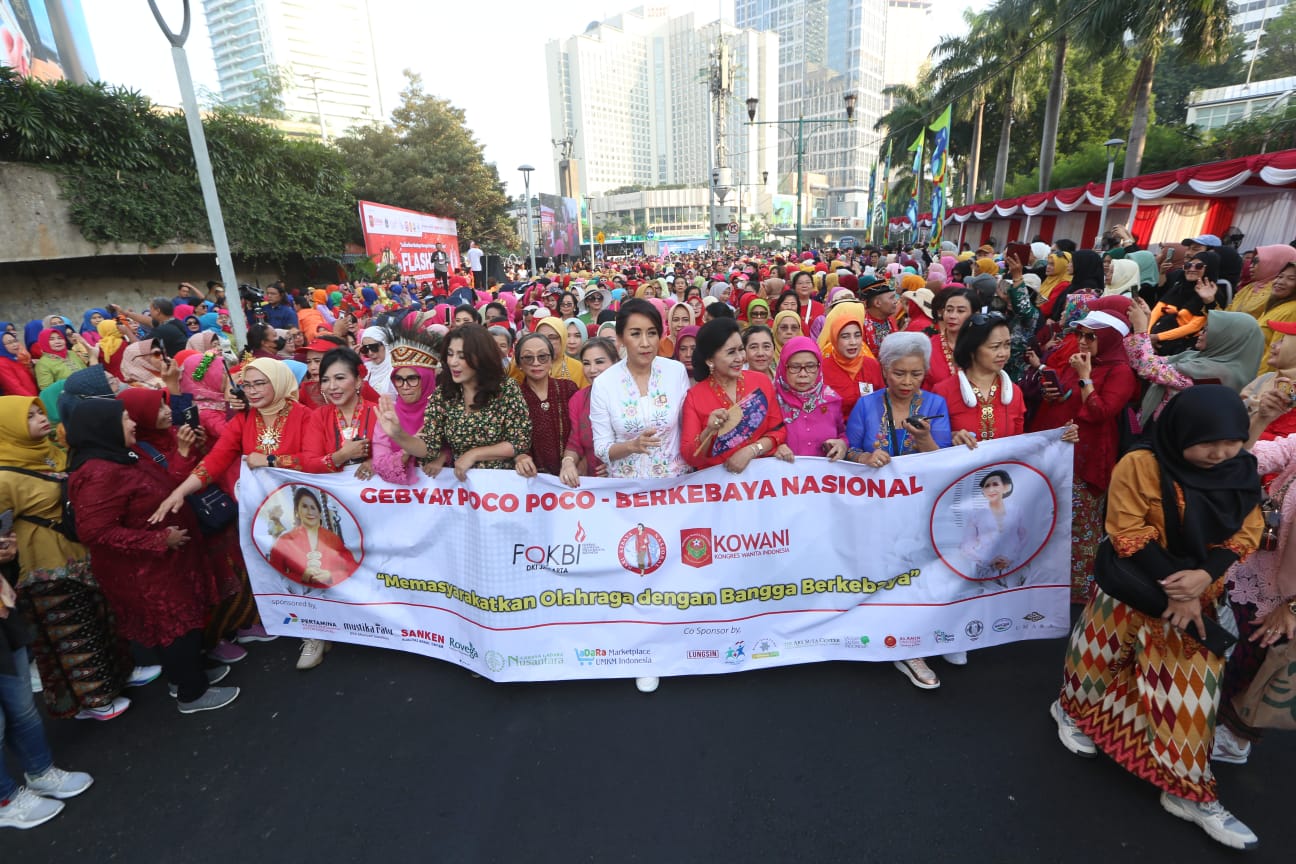 Gerakan Wanita Berkebaya Meriahkan CFD Dengan Flashmob Poco-Poco