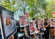 Kecam Bebasnya Ronald Tannur, Massa #JusticeforDiniSera Banjiri PN Surabaya