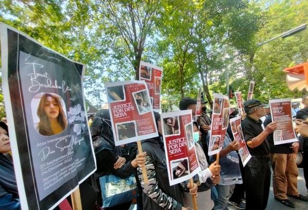 Kecam Bebasnya Ronald Tannur, Massa #JusticeforDiniSera Banjiri PN Surabaya