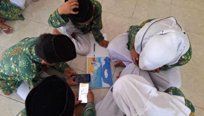 Tingkatkan Literasi Bencana untuk Siswa SD, Tim PKM-PM UNNES Ciptakan AR Book & Maket Ilmiah