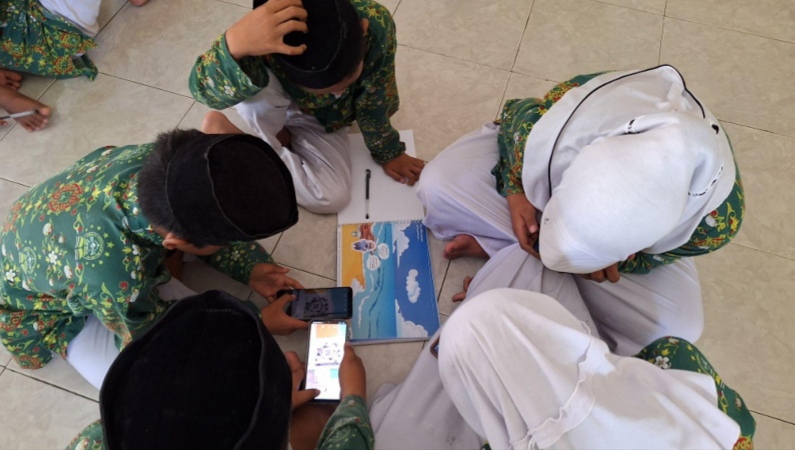 Tingkatkan Literasi Bencana untuk Siswa SD, Tim PKM-PM UNNES Ciptakan AR Book & Maket Ilmiah