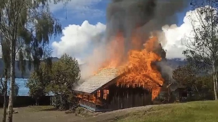 KKB Biadab Bakar Sekolah, Netizen: Mau Mereka Apa Sih? Didiemin Makin Bertingkah, Dikasarin Teriak HAM!