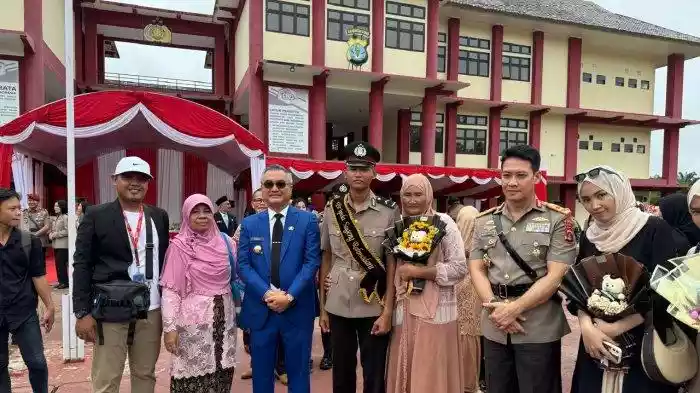 Anak Penjual Nasi Kuning di Malinau Lulus Bintara, Kapolda Kaltara Apresiasi