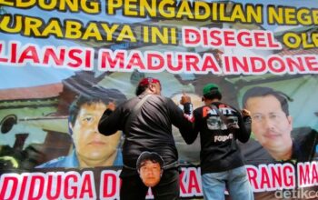 Massa ‘Segel’ PN Surabaya, Gelombang Aksi Protes Bebasnya Ronald Tannur Terus Bergema