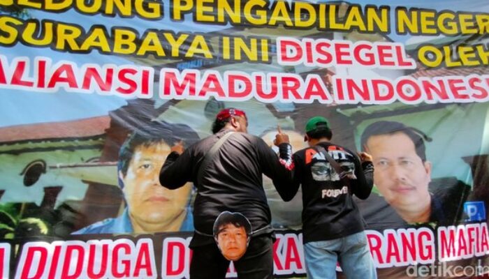 Massa ‘Segel’ PN Surabaya, Gelombang Aksi Protes Bebasnya Ronald Tannur Terus Bergema