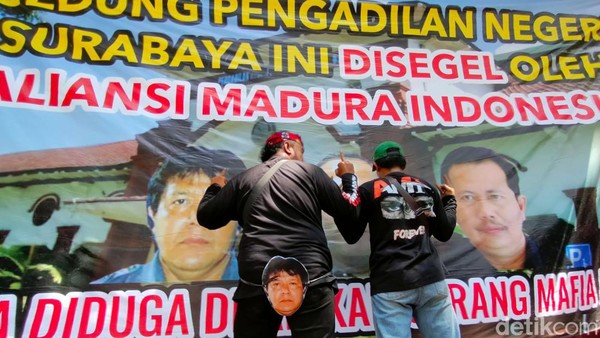 Massa ‘Segel’ PN Surabaya, Gelombang Aksi Protes Bebasnya Ronald Tannur Terus Bergema