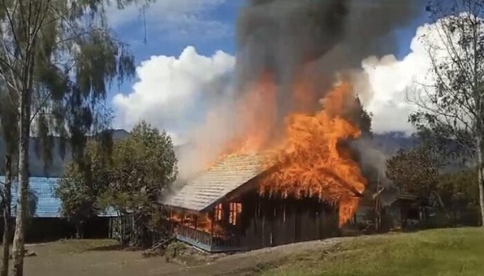 Diduga Gara-Gara Dana Desa, KKB Berulah Lagi Bakar Bangunan SMP di Papua Pegunungan