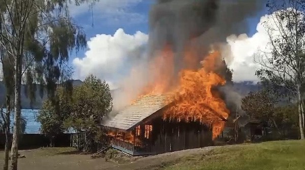 Diduga Gara-Gara Dana Desa, KKB Berulah Lagi Bakar Bangunan SMP di Papua Pegunungan