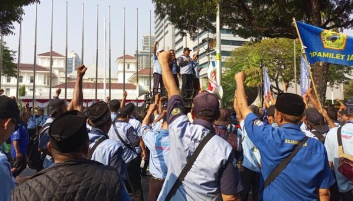 Protes Pembagian Kuota Armada, Sopir Hingga Operator JakLingko Geruduk Balai Kota
