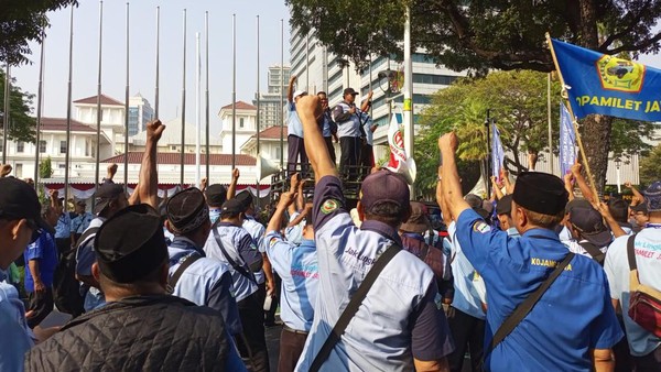 Protes Pembagian Kuota Armada, Sopir Hingga Operator JakLingko Geruduk Balai Kota