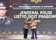 Bravo! Kapolri Listyo Sigit Prabowo Raih Penghargaan Extraordinary Dedication of Patriotism