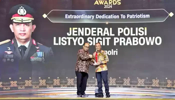Bravo! Kapolri Listyo Sigit Prabowo Raih Penghargaan Extraordinary Dedication of Patriotism