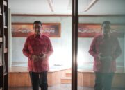 Anies Baswedan Pakai Tenun Merah Sebelum ke Kantor DPP PDIP