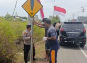 Personil Polsek Panteraja & Masyarakat Memasang Bendera Merah Putih, Meriahkan HUT RI ke-79 “Nusantara Baru, Indonesia Maju”