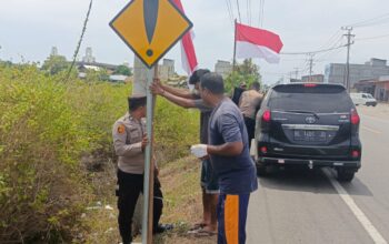 Personil Polsek Panteraja & Masyarakat Memasang Bendera Merah Putih, Meriahkan HUT RI ke-79 “Nusantara Baru, Indonesia Maju”