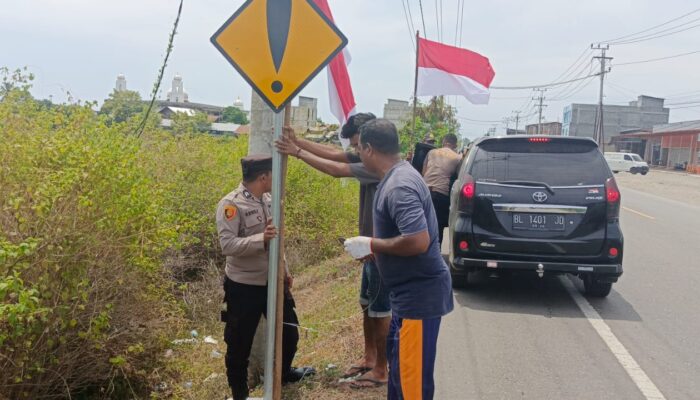 Personil Polsek Panteraja & Masyarakat Memasang Bendera Merah Putih, Meriahkan HUT RI ke-79 “Nusantara Baru, Indonesia Maju”