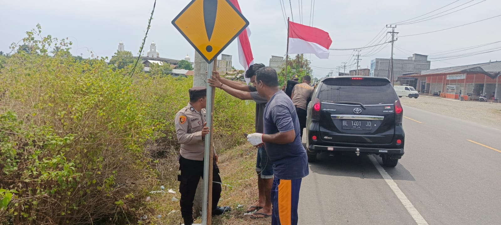Personil Polsek Panteraja & Masyarakat Memasang Bendera Merah Putih, Meriahkan HUT RI ke-79 “Nusantara Baru, Indonesia Maju”