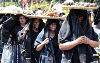 FOTO: Aksi Warga Dairi Tolak Tambang Depan Mahkamah Agung