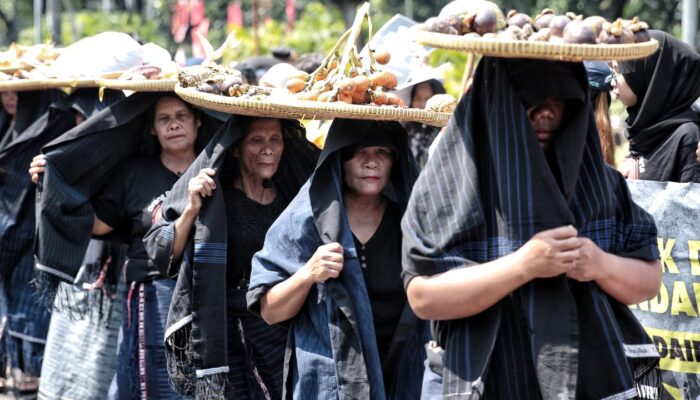 FOTO: Aksi Warga Dairi Tolak Tambang Depan Mahkamah Agung
