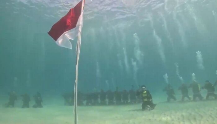 HUT RI ke-79, Polairud Polda Sultra Kibarkan Sang Merah Putih di Dasar Laut