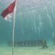 HUT RI ke-79, Polairud Polda Sultra Kibarkan Sang Merah Putih di Dasar Laut