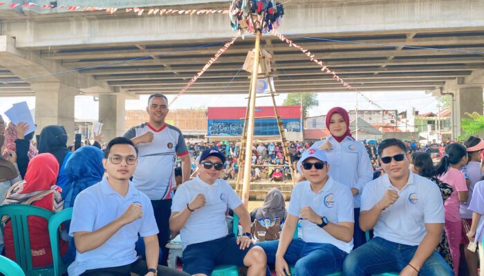 Sambut HUT RI Ke-79, Ribuan Masyarakat Saksikan Kemeriahan Panjat Pinang Rampai Nusantara di Kalimalang